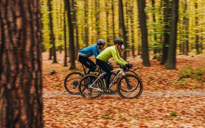 Najbardziej malownicze szlaki rowerowe jesienią - przewodnik dla pasjonatów dwóch kółek